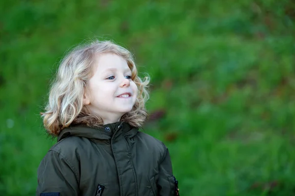 屋外コートを着て幸せな小さな子の肖像画 — ストック写真
