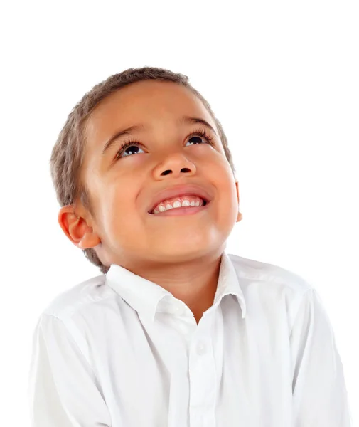 白いシャツ白い背景で隔離のかわいい幸せな小さなアフリカ少年 — ストック写真