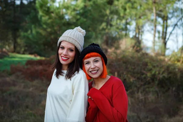 Belas Amigas Felizes Bonés Malha Posando Floresta — Fotografia de Stock