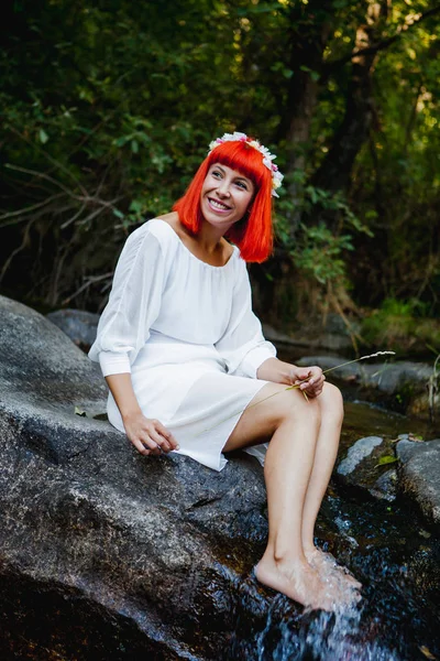 Bela Jovem Mulher Vestindo Vestido Branco Grinalda Sentado Perto Cachoeira — Fotografia de Stock