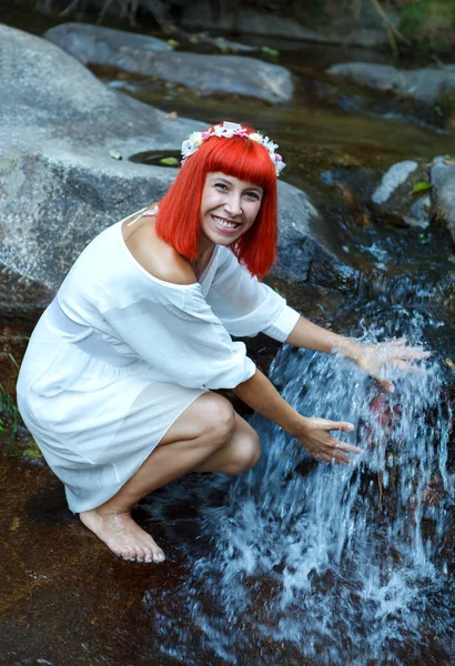 Hermosa Joven Con Vestido Blanco Corona Sentada Cerca Cascada — Foto de Stock