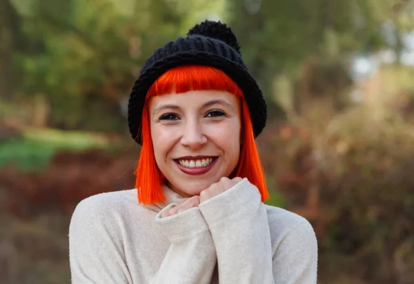 Attrayant Femme Bonnet Tricoté Posant Dans Parc — Photo