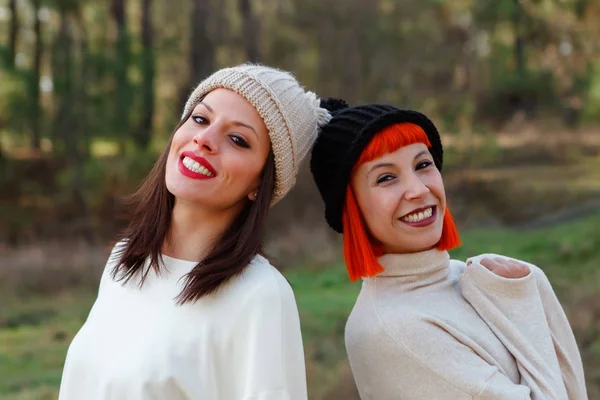 Belas Amigas Felizes Bonés Malha Posando Floresta — Fotografia de Stock