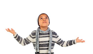 Beyaz arka plan üzerinde izole yün atkı ile sıcak kazaklı şirin küçük Afrikalı Çocuk