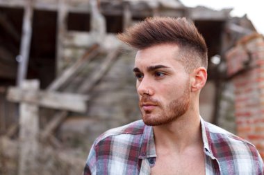 çekici adam karşı terk edilmiş evde laubali ekose gömlek giymiş