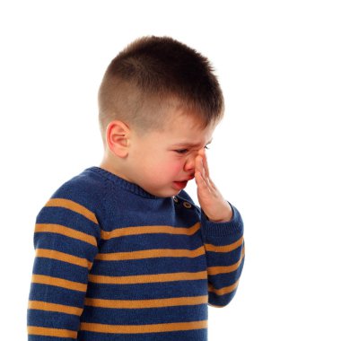 sevimli küçük çocuk üzerinde izole beyaz arka plan ağlıyor