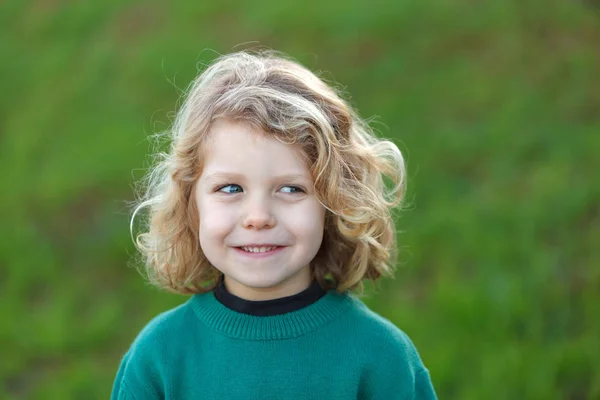 Portret Szczęśliwy Małego Dziecka Długimi Blond Włosami Odkryty — Zdjęcie stockowe