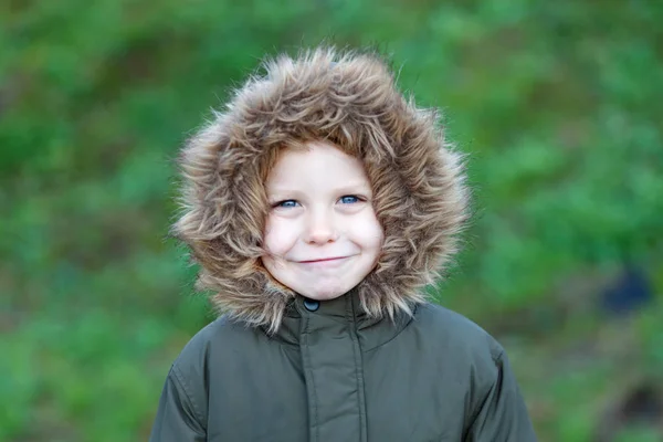 Retrato Niño Pequeño Feliz Con Abrigo Aire Libre — Foto de Stock