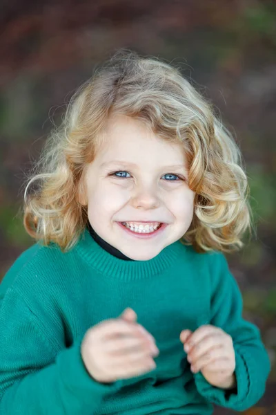 屋外の長いブロンドの髪を持つ幸せな小さな子の肖像画 — ストック写真