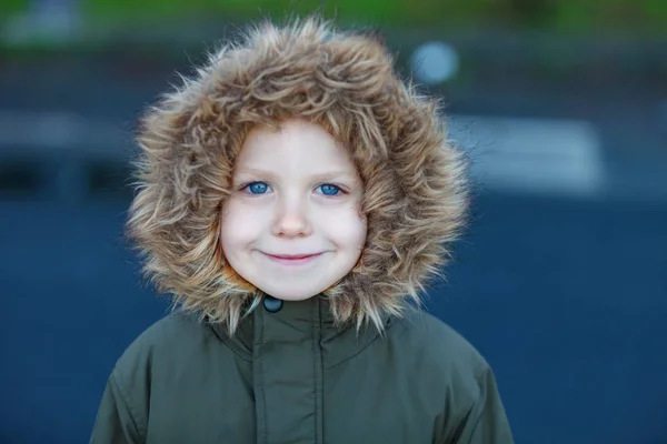 Πορτρέτο Του Ευτυχισμένο Παιδάκι Που Φοράει Παλτό Εξωτερική — Φωτογραφία Αρχείου