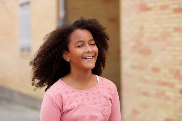 Schattig African American Meisje Glimlachend Straat — Stockfoto