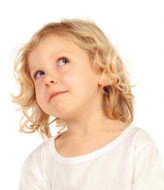 uzun sarı saçlı beyaz arka plan üzerinde izole mutlu küçük çocuk portresi