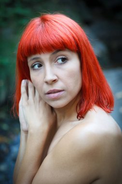 çekici genç kırmızı saçlı çıplak kadın açık