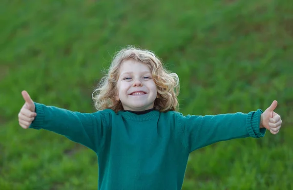 Retrato Criança Feliz Com Cabelo Loiro Longo Mostrando Polegares Para — Fotografia de Stock
