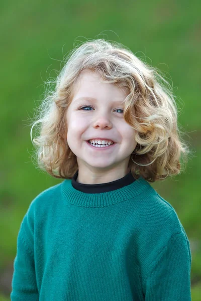 Portret Van Gelukkig Klein Kind Met Lang Blond Haar Buiten — Stockfoto