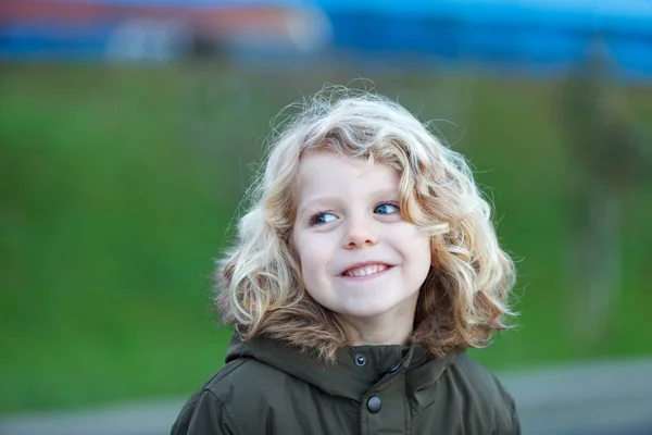 屋外コートを着て幸せな小さな子の肖像画 — ストック写真