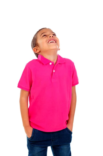 白い背景に分離されたピンクの シャツにかわいい幸せな小さなアフリカ少年 — ストック写真