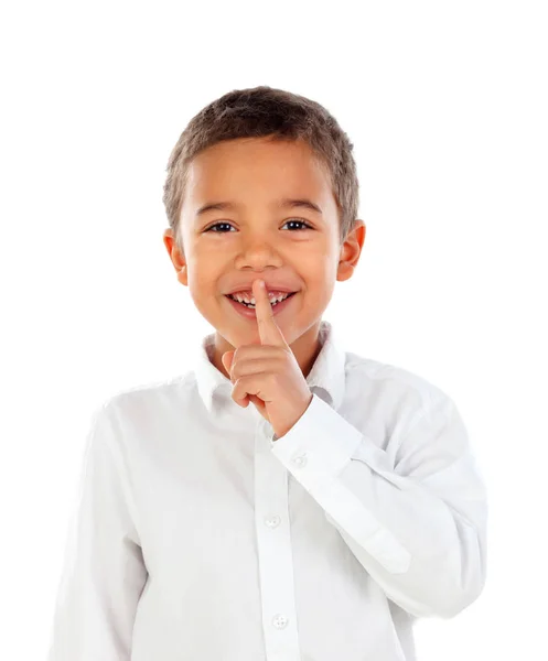 可爱的小非洲男孩在白色衬衫与食指在他的嘴唇作为沉默的标志 孤立的白色背景 — 图库照片