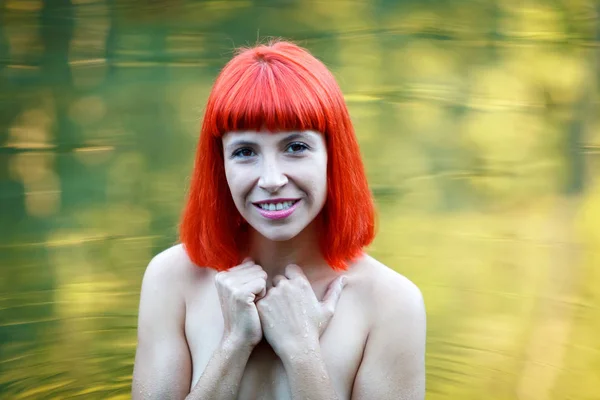 Bela Jovem Mulher Nua Tomando Banho Rio — Fotografia de Stock