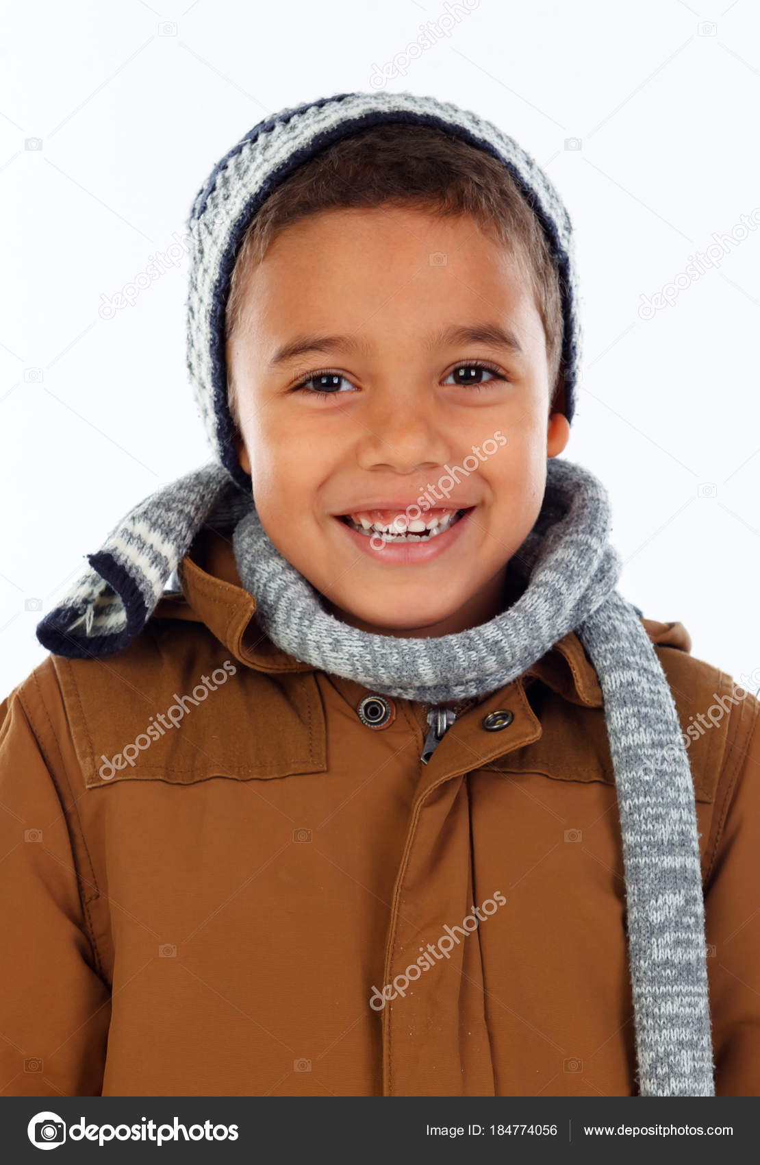 Niedlich Glücklich Kleine Afrikanische Junge Warmen Pullover Mit