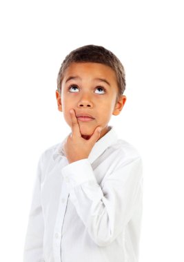 şirin şaşkın küçük Afrikalı Çocuk beyaz gömlek izole üzerinde beyaz arka plan arıyorum