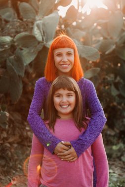 genç kadın kızını parkta sarılma