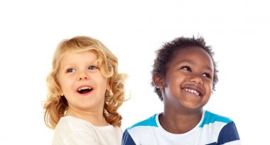 iki güzel küçük çocuklar beyaz arka plan üzerinde izole portresi