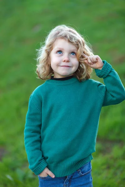 Portrait Heureux Petit Enfant Avec Longs Cheveux Blonds Plein Air — Photo