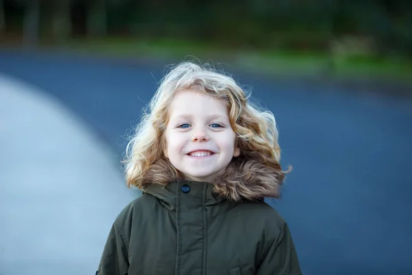 Ritratto Bambino Felice Con Lunghi Capelli Biondi Cappotto All Aperto — Foto Stock