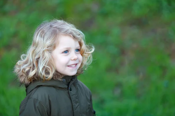 Portrét Šťastné Malé Dítě Dlouhé Blond Vlasy Kabátě Venkovní — Stock fotografie