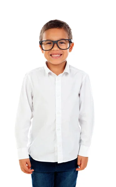 白い背景で隔離の大きなガラスと白いシャツでかわいい幸せな小さなアフリカ少年 — ストック写真