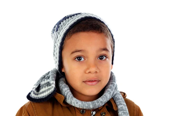 暖かいセーター ウール スカーフが白い背景で隔離のかわいい幸せな小さなアフリカ少年 — ストック写真