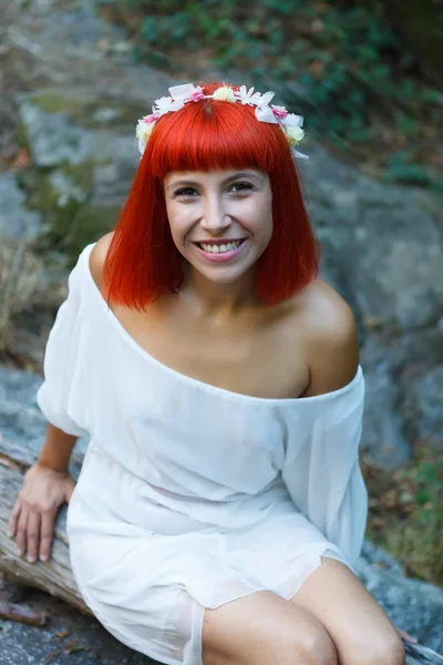 Hermosa Mujer Joven Con Vestido Blanco Corona Flores Sentado Roca — Foto de Stock