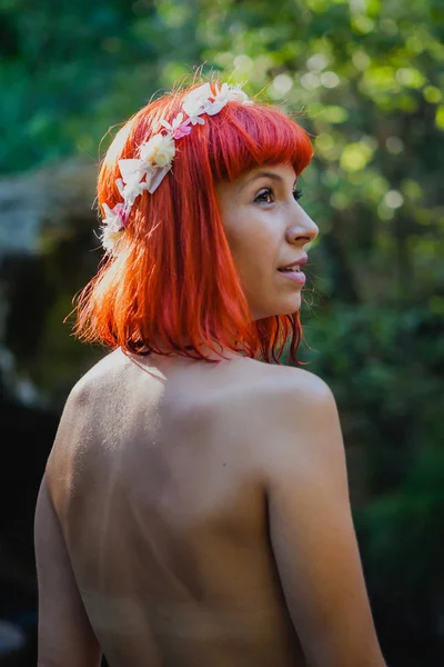 Ruiva jovem mulher com flor — Fotografia de Stock