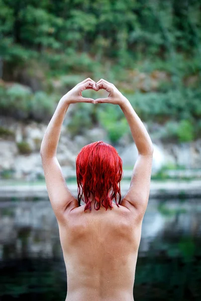 屋外の手で魅力的な若い赤髪裸女性示すハートマーク — ストック写真