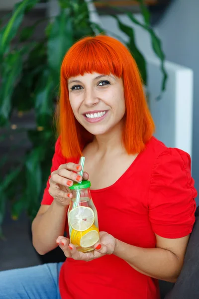 Gelukkig Mooie Rode Donkerharige Jonge Vrouw Thuis Limonade Drinken — Stockfoto