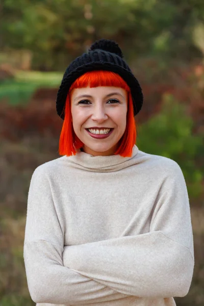 Attrayant Femme Bonnet Tricoté Posant Dans Parc — Photo