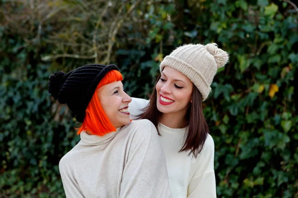Όμορφη Happy Θηλυκό Φίλους Στο Πλεκτό Καπέλα Ποζάρει Στο Δάσος — Φωτογραφία Αρχείου