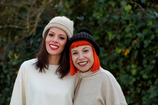 Hermosas Amigas Felices Gorras Punto Posando Bosque — Foto de Stock