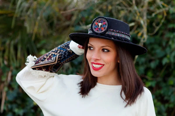 Portrait Belle Jeune Femme Brune Chapeau Noir Posant Forêt — Photo