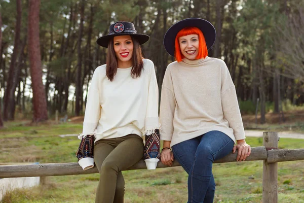 Красивые Счастливые Подруги Черных Шляпах Позируют Лесу — стоковое фото