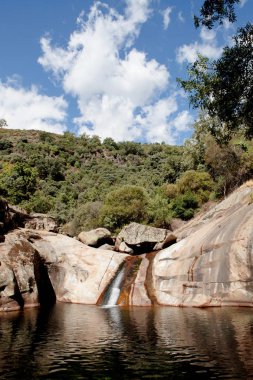 şelale aşağı dağ ve pitoresk göl