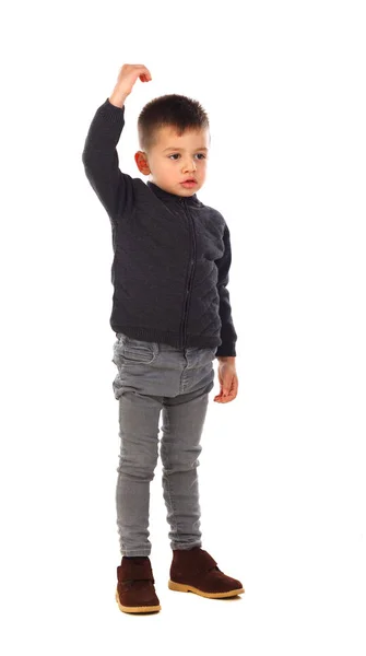 Niedliche Kleine Junge Mit Der Hand Über Den Kopf Isoliert — Stockfoto
