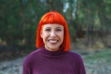 Kırmızı saçlı genç kadın