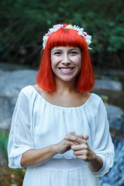 Beyaz elbise ve çelenk açık giyen güzel genç kadın