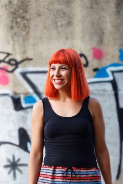 boyalı duvara poz çekici genç kadın 