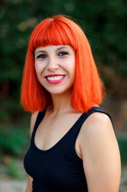 mutlu güzel kırmızı saçlı genç kadın siyah giysili yaz parkta poz