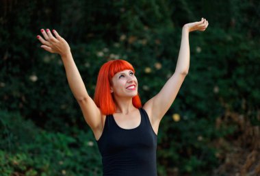 mutlu güzel kırmızı saçlı genç kadın siyah giysili yaz parkta poz