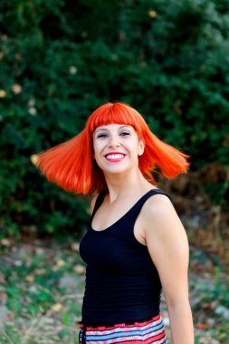 mutlu güzel kırmızı saçlı genç kadın siyah giysili yaz parkta poz