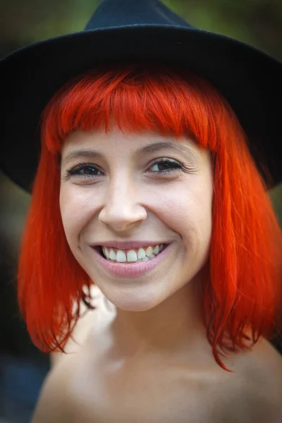 Atrakcyjnych Młodych Czerwonych Włosach Kobiety Nagie Czarny Kapelusz Odkryty — Zdjęcie stockowe